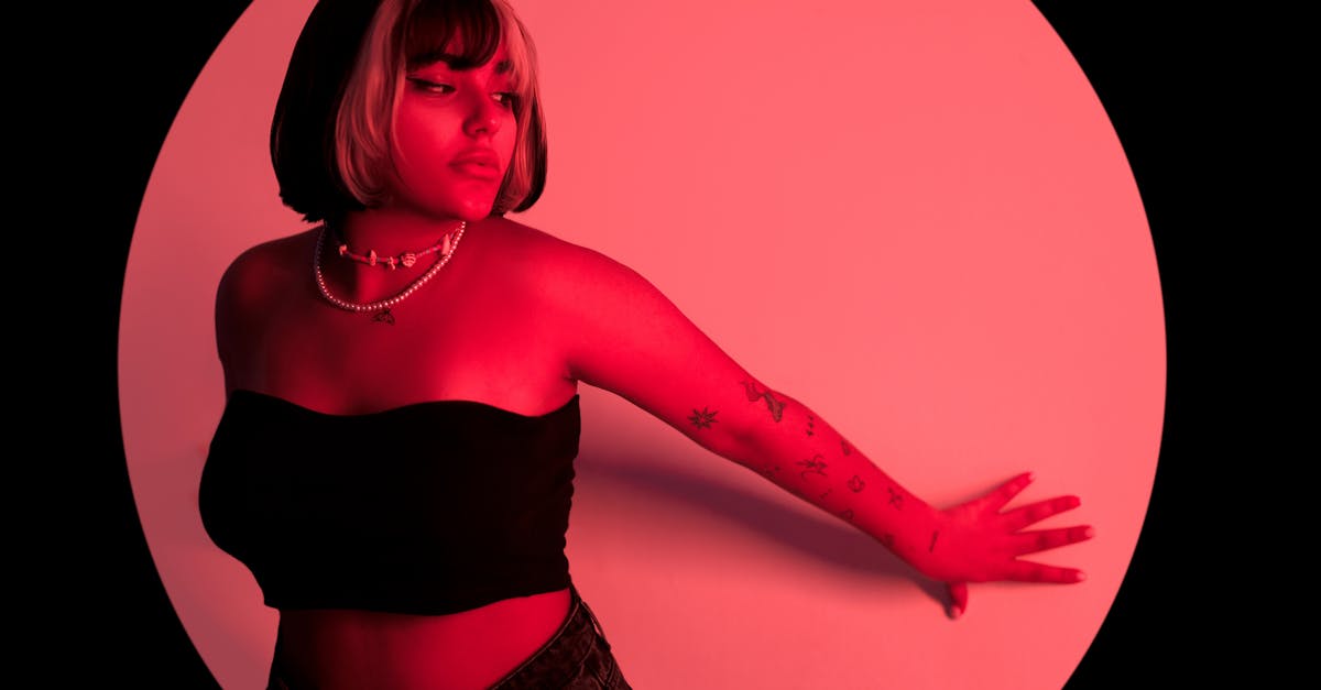 entdecken sie den edgy streetstyle – eine kühne mischung aus urbaner kultur, individueller ausdruckskraft und einzigartigen fashion-statements. perfekt für alle, die sich von der masse abheben und mit ihrem look ein statement setzen möchten.