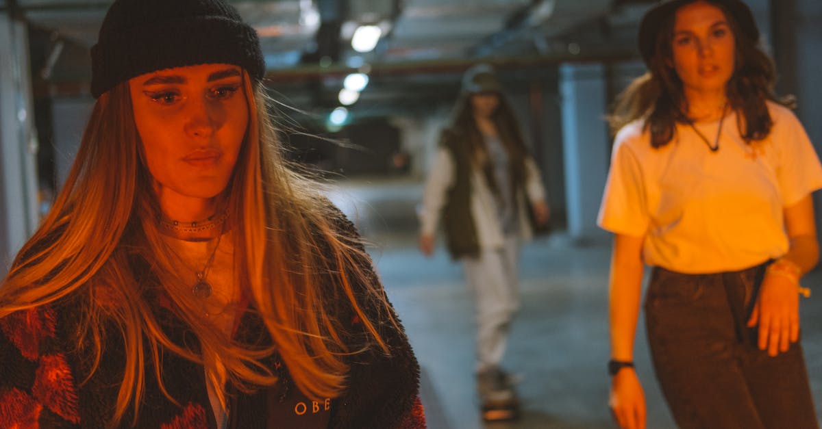 entdecken sie den edgy streetstyle, der urbanität und individuellem ausdruck kombiniert. perfekt für mutige fashionistas, die auffallen wollen!