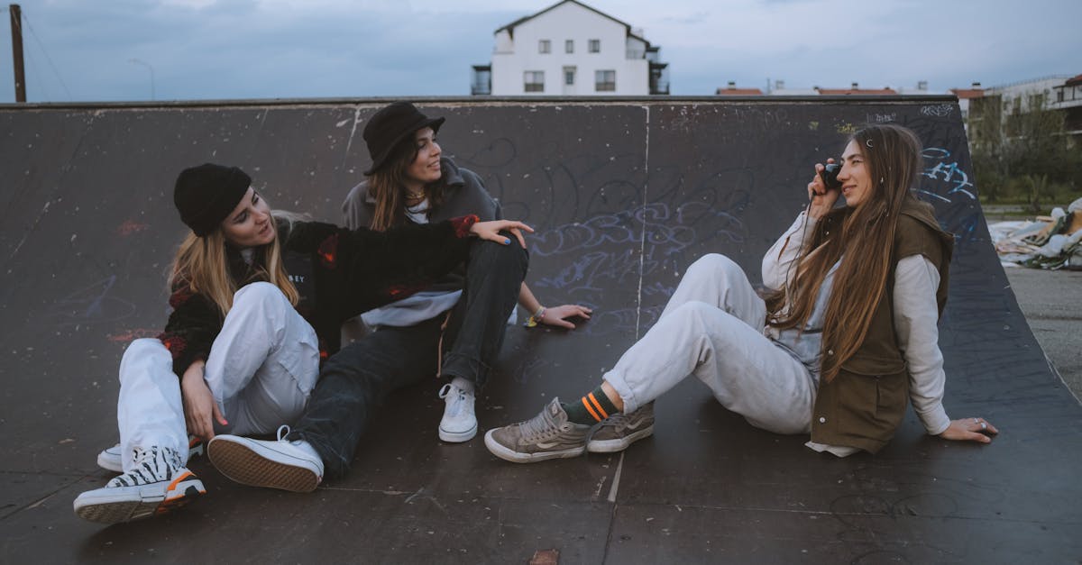 entdecken sie den neuesten streetstyle-trend! lassen sie sich von urbanen looks und stylischen outfits inspirieren, die komfort und individualität verbinden. perfekt für alle, die modebewusst durch die straßen schlendern wollen.