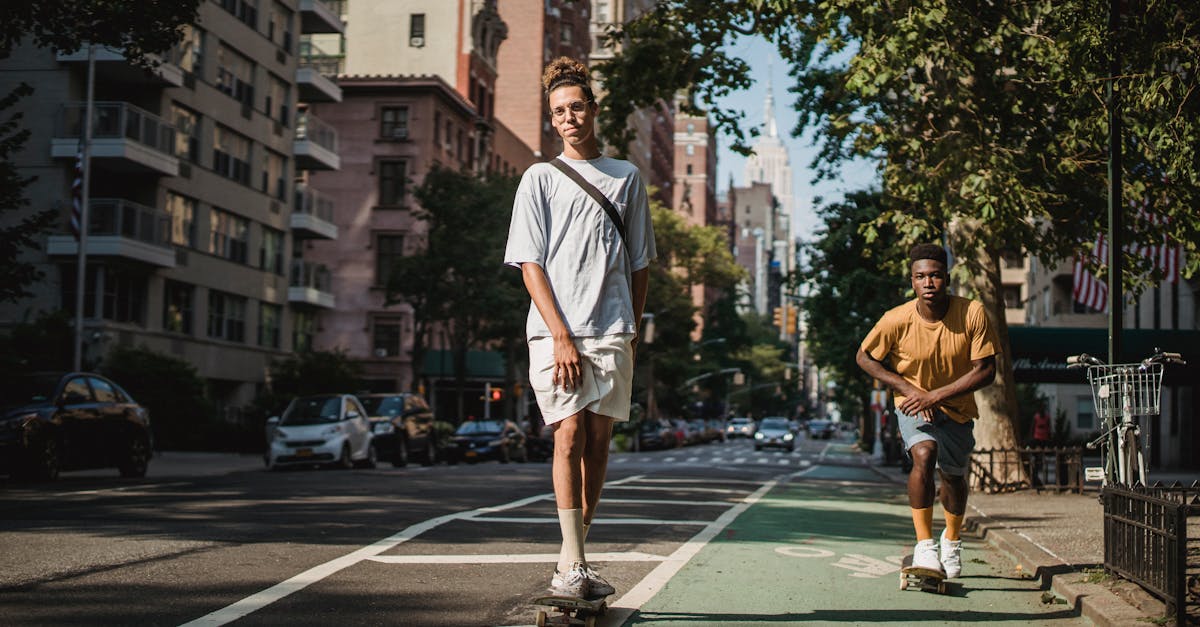 entdecken sie die neuesten trends im streetstyle! von lässigen outfits bis hin zu einzigartigen accessoires – lassen sie sich von der urbanen mode inspirieren und kreieren sie ihren individuellen look.